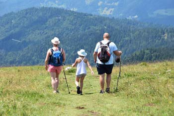 Francoska družina se z vrha Blegoša vrača proti planinski koči.