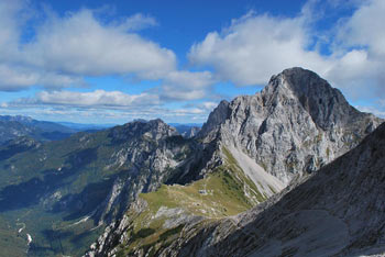 Brana je zelo lepa in priljubljena gora v Kamniško-Savinjskih Alpah, saj nanjo vodi izvrstna planinska pešpot.