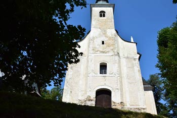 Brinjeva gora se ponaša s cerkvijo Matere Božje, ki je priljubljena romarska pot.