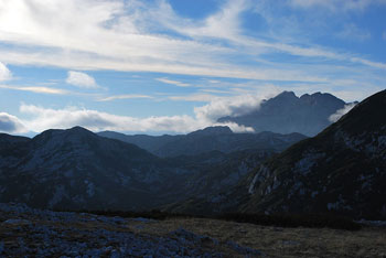 Dleskovec je zaobljen vrh na vzhodnem predelu Dleskovškove planote v Kamniško-Savinjskih Alpah.