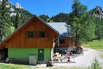 Dom na Zelenici se nahaja na pašni planini v Karavankah na priljubljenem smučišču.
