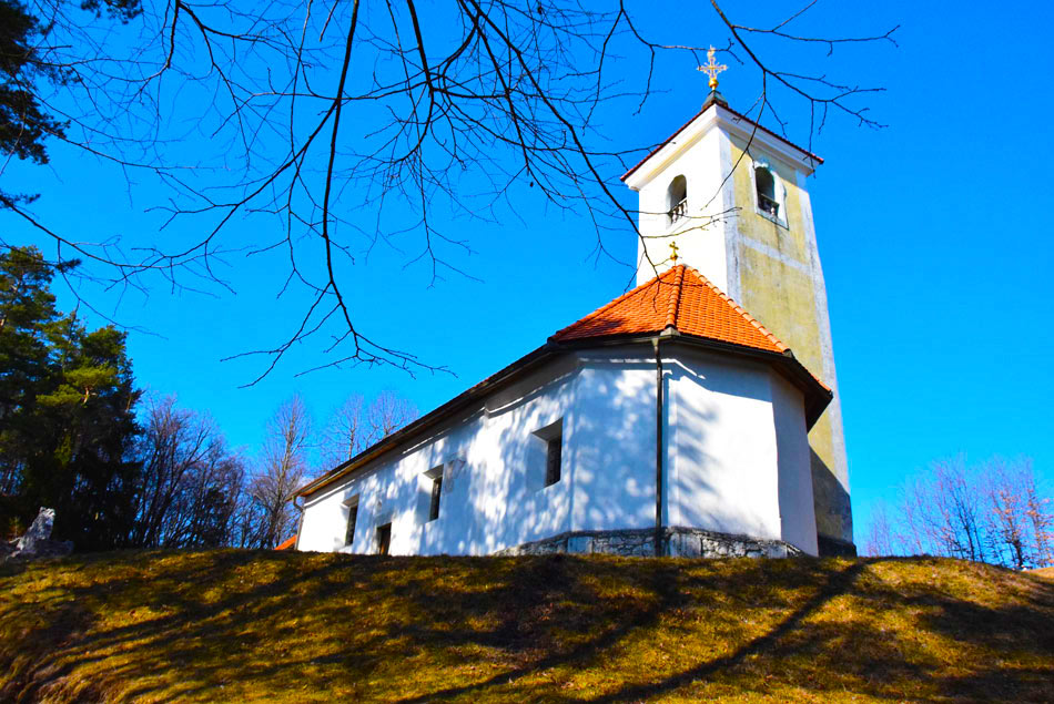 Cerkvica svete Neže na Golčaju se nahaja skrita sredi gozda.