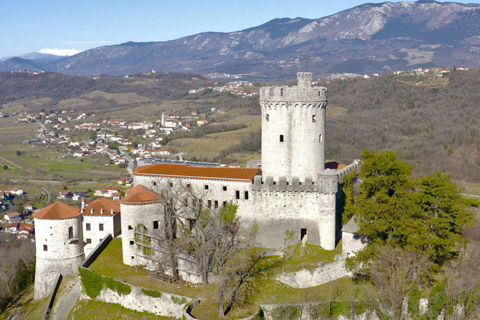 Pogled na grad Rihemberk, ki stoji vrh kuclja nad Branikom.