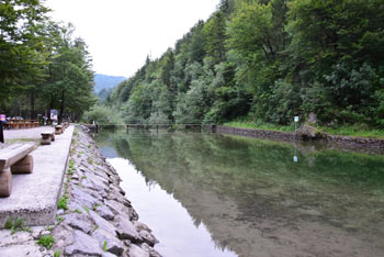 Idrijska Bela se ponaša z naravnim kopališčem Lajšt, ki je poleg sotočja Idrijce in Belce.