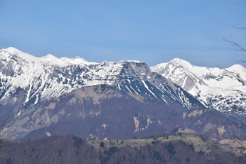 Ježa je izvrsten razglednik na Severnem Primorskem na katerem lahko občudujemo razgled na zasnežene gore.