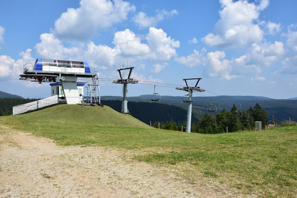 Koča na Jurgovem je nekaj korakov stran od smučarskih sedežnic na Pohorju. Pri nje se odpre izvrsten razgled na prostrane gozdove.