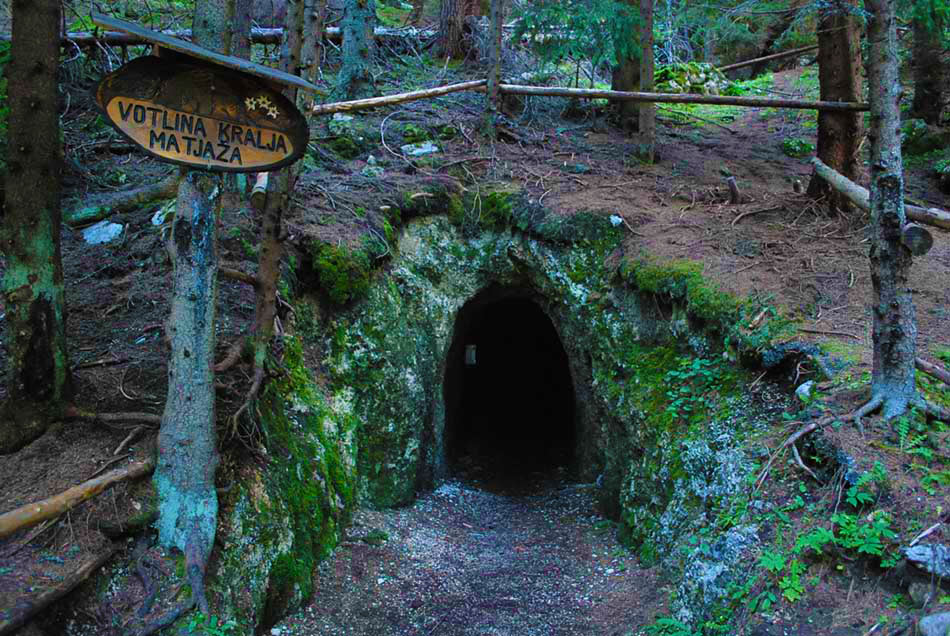 Votlina kralja Matjaža se nahaja v opuščenem rudniškem rovu pod koroško Peco.