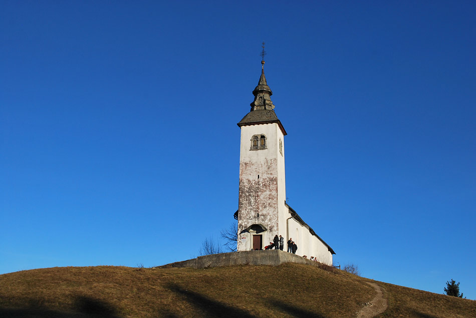 Pri Križni gori nad Škofjo Loko se na razglednem kuclju nahaja cerkvica svetega Križa.