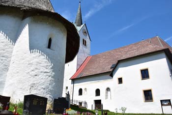 Na fotografiji je farna cerkev svetega Martina v Libeličah in dobro ohranjena kostnica.