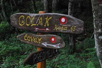 Planinski smerokaz za Mali Golak, najvišji vrh Trnovskega gozda.