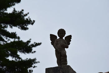 Marijino Celje je velika romarska cerkev s kipom angelčka v bližini.
