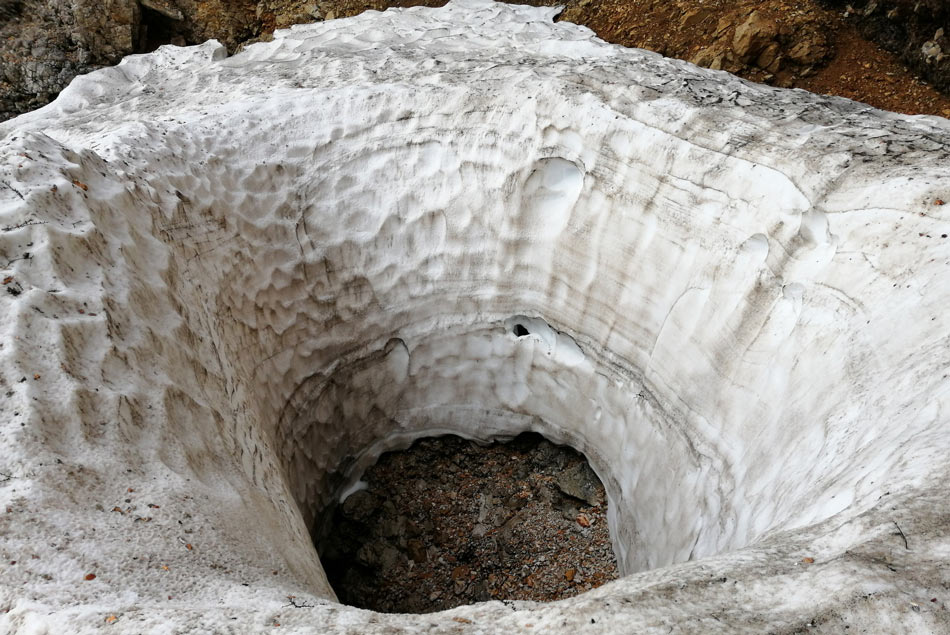Globok snežni kotel je značilna podoba Matkovega škafa.