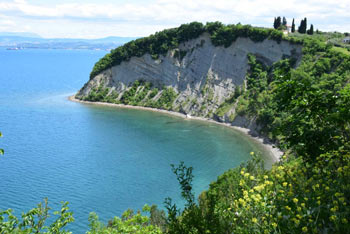 Mesečev zaliv se nahaja pod Strunjanskim klifom in je med turisti zelo priljubljen.