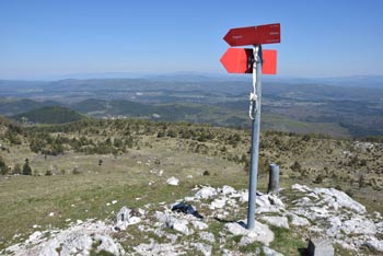 Na vrhu Ostriča kažejo planinske table proti Medvižici in Razsušici.