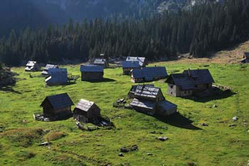 Pastirske koče na Planini v Lazu v osrednjem predelu Julijskih Alp.