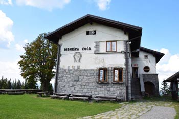 Ribniška koča je priljubljen cilj družinskih izletov za otroke na tem predelu Pohorja.