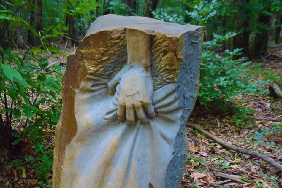 Pot čez Mitski park Rodik nas popelje na Kobiljo glavo, kjer so štrige raztrgale pogoltnega vedomca.