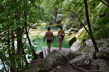 Slap Virje se nahaja blizu vasi Plužna, ponaša pa se s tomunom v katerem lahko turisti zaplavajo.