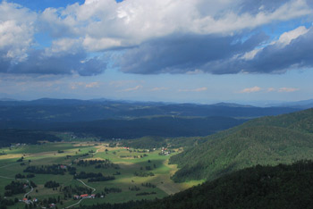 Špičasti vrh se nahaja v Trnovskem gozdu visoko nad Zadloškim poljem in je izvrsten razglednik.