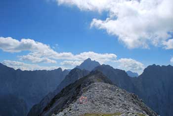 Srednja Ponca je znamenita gora v severnem predelu Julijskih Alp preko katere vodi planinska pešpot.