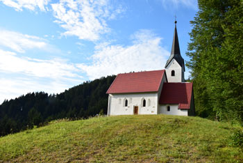 Cerkvica svetega Filipa in Jakoba na Golavabuki stoji na travnatem griči na zahodnem predelu Pohorja.
