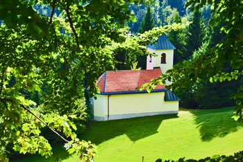 Svetnik sveti Lenart je zavetnik majhne cerkvice na robu gozda v Kamniških Alpah.