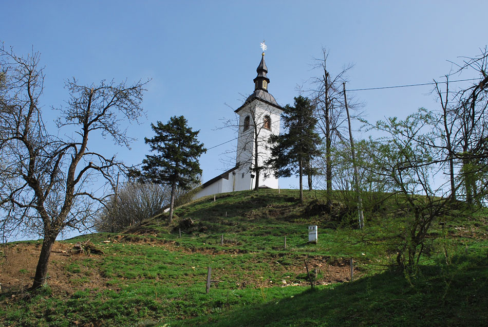 Sveti Nikolaj v Praprotnem Brdu se nahaja v centru Rovtarskega hribovja.