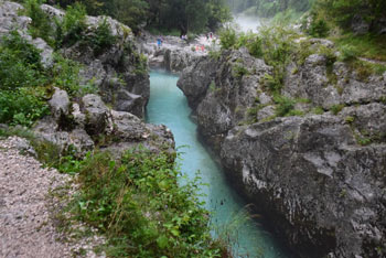 Velika korita Soče so tesne soteske turkizne gorske reke na Bovškem.