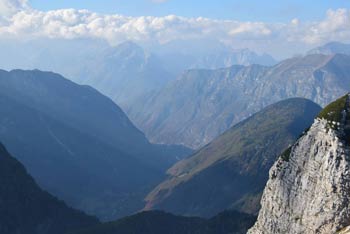 Velika Montura je brezpotna razgledna gora nad Lepeno v osrednjem predelu Julijskih Alp.