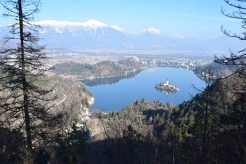 Velika Osojnica je hrib priljubljen med turisti saj se z njega odpre izvrsten razgled na Blejsko jezero.