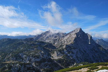 Veliki vrh se nahaja na vzhodnem predelu Kamniško-Savinjskih Alp.