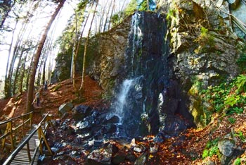 Framski slap Skalca je 12. metrov visok previsni slap na Pohorju.
