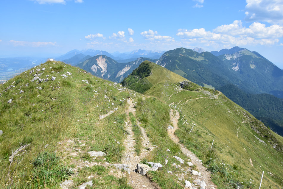 Pogled s Golice po karavanškem grebenu proti Krvavki, Belščici in Stolu poleg katerega se nahaja visoka Vrtača.