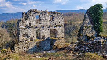 Razvaline gradu Školj nad sotesko reke Reke.