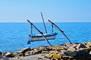 Viseči čoln se nahaja na koncu izleta iz Strunjana v Simonov zaliv in Izolo.