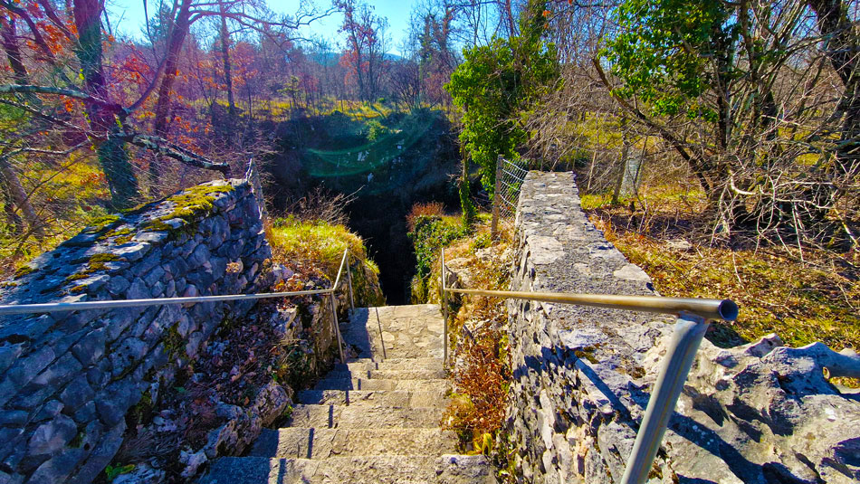 Jama Vilenica ima vhod v podzemlje pod strmini kamnitimi stopnicami.
