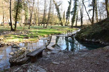 Klevevž je naravna toplica na Dolenjskem tik od soteski potoka Radulja.