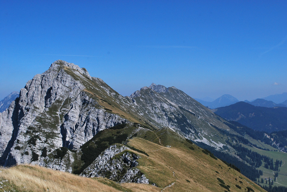 Kofce gora je neizrazit vrh na najdaljšem slovenskem grebenu Košuti.