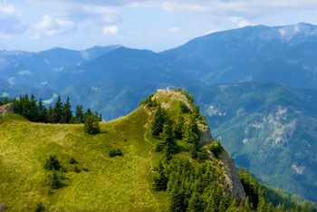 Komen na Smrekovškem pogorju se ponaša z manjšo leseno kapelo, pri kateri se nahaja razpotje planinskih pešpoti.