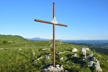 Visok križ na Lipniku, izletniškem cilju na robu Podgorskega Krasa.