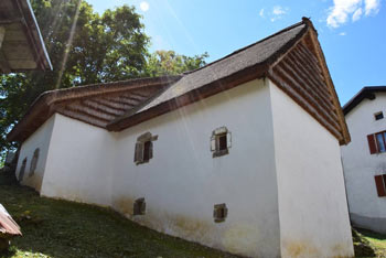 Livek je vasica v kateri se je ohranila stara slovensko-beneška arhitektura.