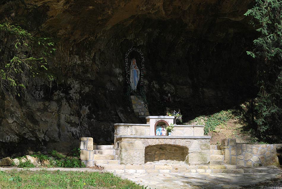 Lurška jama se nahaja v skalnem previsu, obiskana pa je tudi zaradi izvira zdravilne vode.