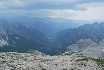 Mala Mojstrovka se nahaja nad prelazom Vršič, zato je krožna planinska pot nanjo zelo priljubljena.