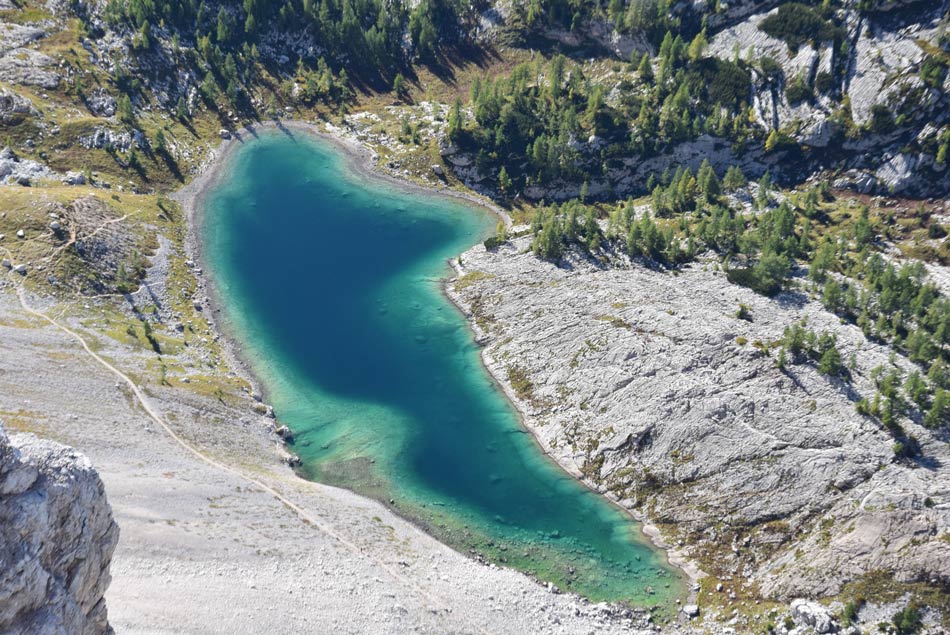 Z Male Zelnarice se vidi jezero Ledvica v Dolini Triglavskih jezer. Gora ima eno najbolj značilnih klinastih oblik v Julijskih Alpah..