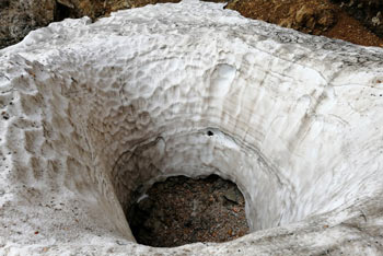 Matkov škaf nastane na debelem snežišču, ki ga nasujejo številni plazovi, ki se spuščajo s pobočij Savinjskih gora.