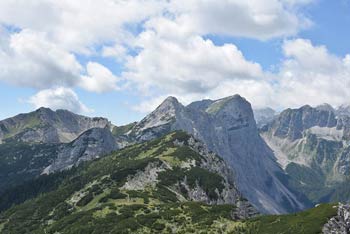 Mrežce so manj znana gora nad planino Lipanca s katere se odpre širok razgled na Julijske Alpe.