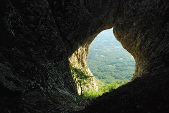 Otliško okno se nahaja na robu Trnovskega gozda visoko nad Vipavsko dolino.