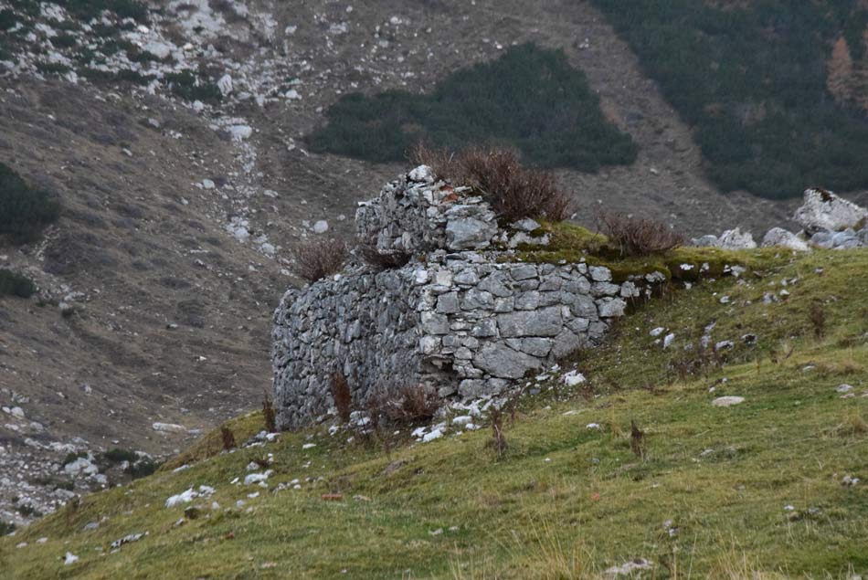 Planina Govnjač je polna ruševin vojaških objektov iz prve svetovne vojne.