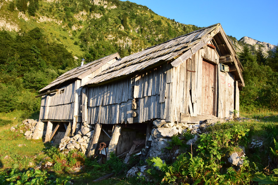 Pastirski stan preurejen v bivak na planini Osredki pod Liscem in grebenom Kozlov rob.