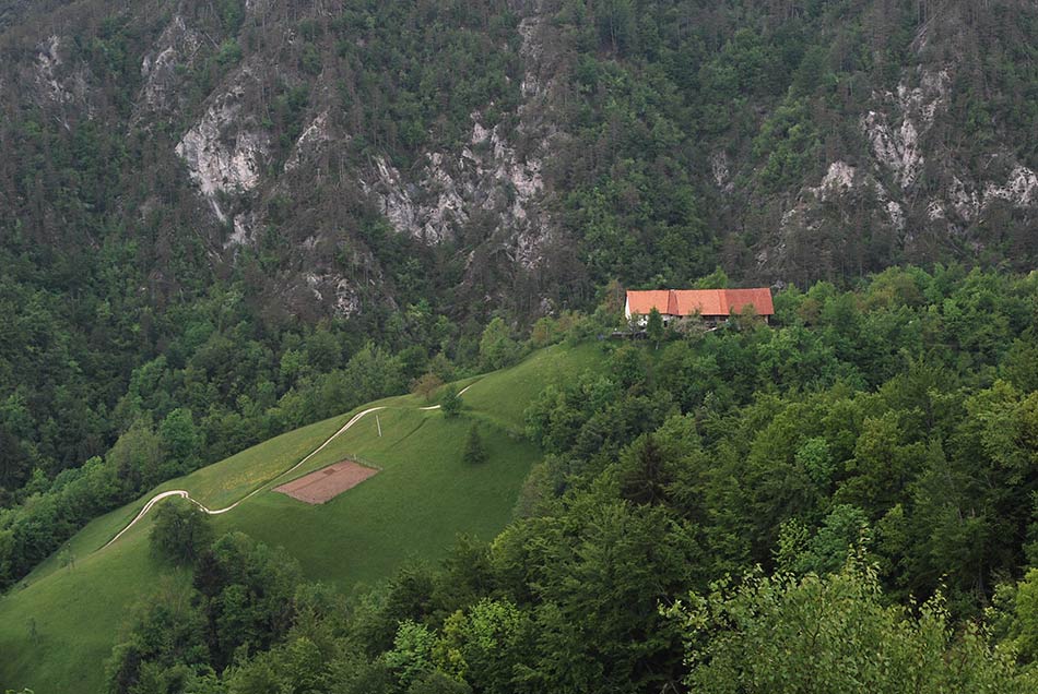 Polhograjska Grmada je kljub bližini Ljubljane tudi svet samotnih hribovskih kmetij.